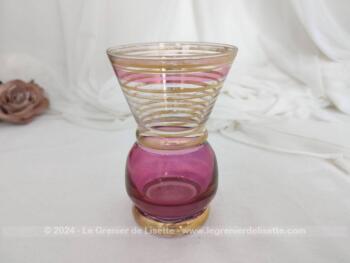 Voici un carafon ou petit vase de 12 cm de haut sur 7.5 cm de diamètre, en verre blanc avec une partie teintée en mauve et des liserés dorés de différentes épaisseurs. Vintage !