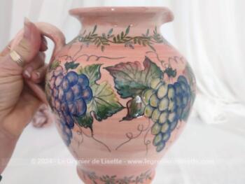 Voici un superbe pichet céramique peint à la main de belles grappes de raisin et signé 