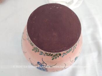 Voici un superbe pichet céramique peint à la main de belles grappes de raisin et signé 