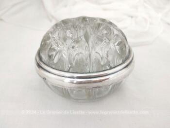 Voici un ancien Pique-Fleurs Bouquetière en verre moulé composé de 19 trous et habillé d'un cerclé de métal argenté. Au dos, l'inscription 