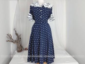 De taille 40/42, voici une superbe robe style vintage en 100 % polyester marine à pois blanc avec des volants blancs à pois marine au col et aux manches sans oublier sa ceinture assortie pour mettre en valeur votre taille.