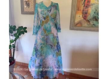 Voici une élégante robe vintage fait main en viscose et polyester fleuri sur fond bleu avec manche et jupe plissé dans une forme style Elfique. Originale, superbe et unique. Taille 40