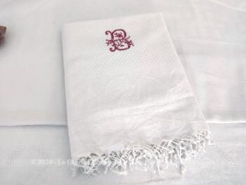 Voici une ancienne serviette blanche de 60 x 100 cm en damassé blanc avec franges à noeud et brodée du monogramme B au point de croix en fils rouges. Top vintage et shabby !