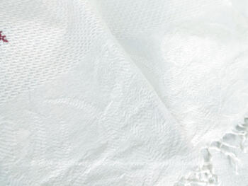 Voici une ancienne serviette blanche de 60 x 100 cm en damassé blanc avec franges à noeud et brodée du monogramme B au point de croix en fils rouges. Top vintage et shabby !