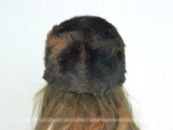 Voici une toque vintage en tissus 