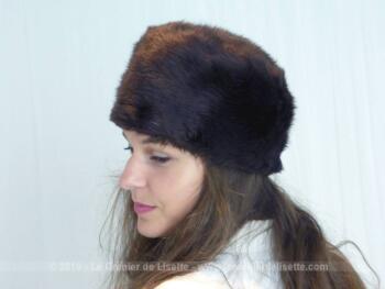 Voici une toque vintage en tissus 