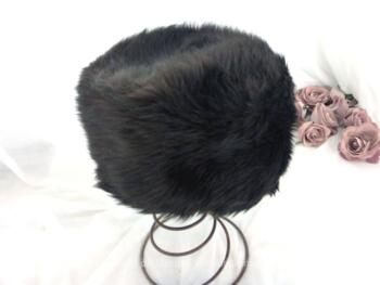 Voici une toque vintage en tissus 