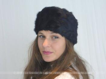 Voici une toque vintage en tissus 