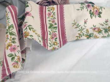 Sur 18.5 cm de large et 290 cm de long, voici un ancien tour de cheminée fait main en tissus écru décoré de fleurs et de rayures fuchsia tendance shabby avec une forme large aux extrémités et plus étroite au centre. Pièce unique.