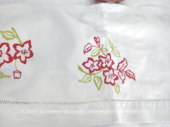 Sur 265 x 28 cm, voici un ancien tour de cheminée fait main à partir de 4 morceaux de revers de drap avec jours de Venise et décoré de broderies de fleurs rouges et vertes.