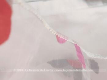 Voici  un coupon de voilage polyester opaque décoré de fleurs roses, orangées et grises dans la tendance seventeen de 165 de large plombé sur un coté et 180 cm de long.  Original !