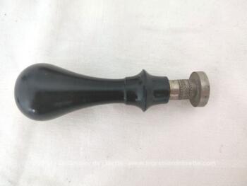 Voici un ancien sceau à cacheter avec son corps en bois et sa partie 