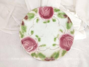 Superbe petite assiette de collection de 19.5 cm de diamètre en barbotine issue des Faïenceries Onnaing avec la bordure contournée et décorée de fleurs roses et feuillages et un filet doré sur la bordure. Poinçon au dos forme 