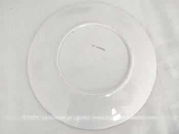 Superbe petite assiette de collection de 19.5 cm de diamètre en barbotine issue des Faïenceries Onnaing avec la bordure contournée et décorée de fleurs roses et feuillages et un filet doré sur la bordure. Poinçon au dos forme 