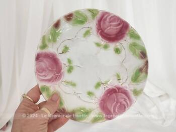 Superbe petite assiette de collection de 19.5 cm de diamètre en barbotine issue des Faïenceries Onnaing avec la bordure contournée et décorée de fleurs roses et feuillages et un filet doré sur la bordure. Poinçon au dos forme 