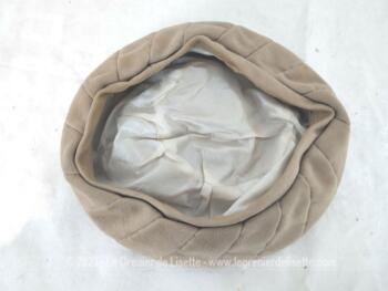 Superbe et original chapeau-toque vintage en velours beige dont les coutures forme une spirale à partir d'un cercle sur le dessus. une création de chez 