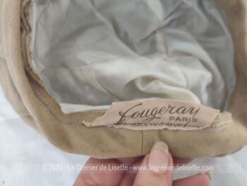 Superbe et original chapeau-toque vintage en velours beige dont les coutures forme une spirale à partir d'un cercle sur le dessus. une création de chez 