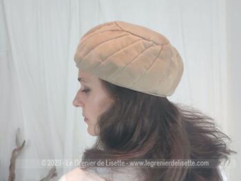 Superbe et original chapeau-toque vintage en velours beige dont les coutures forme une spirale à partir d'un cercle sur le dessus. une création de chez 