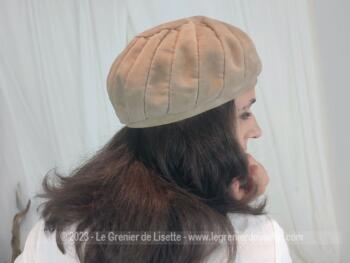 Superbe et original chapeau-toque vintage en velours beige dont les coutures forme une spirale à partir d'un cercle sur le dessus. une création de chez 
