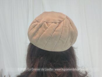 Superbe et original chapeau-toque vintage en velours beige dont les coutures forme une spirale à partir d'un cercle sur le dessus. une création de chez 