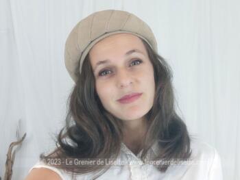 Superbe et original chapeau-toque vintage en velours beige dont les coutures forme une spirale à partir d'un cercle sur le dessus. une création de chez 