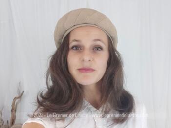 Superbe et original chapeau-toque vintage en velours beige dont les coutures forme une spirale à partir d'un cercle sur le dessus. une création de chez 