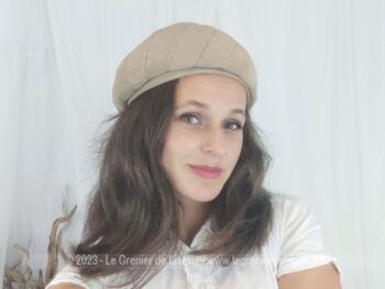 Superbe et original chapeau-toque vintage en velours beige dont les coutures forme une spirale à partir d'un cercle sur le dessus. une création de chez 