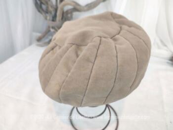 Superbe et original chapeau-toque vintage en velours beige dont les coutures forme une spirale à partir d'un cercle sur le dessus. une création de chez 