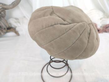 Superbe et original chapeau-toque vintage en velours beige dont les coutures forme une spirale à partir d'un cercle sur le dessus. une création de chez 