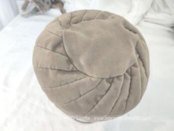 Superbe et original chapeau-toque vintage en velours beige dont les coutures forme une spirale à partir d'un cercle sur le dessus. une création de chez 