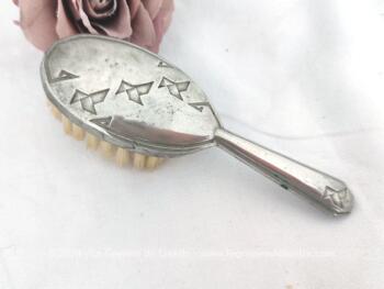 Voici une adorable petite brosse vintage pour bébé en métal argenté décoré de gravures style