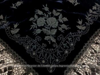 Voici un ancien châle en velours noir de costumes traditionnels bretons avec de larges fleurs brodées et bordées de dentelles d'une belle dentelle aux fuseaux noire.