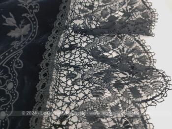 Voici un ancien châle en velours noir de costumes traditionnels bretons avec de larges fleurs brodées et bordées de dentelles d'une belle dentelle aux fuseaux noire.