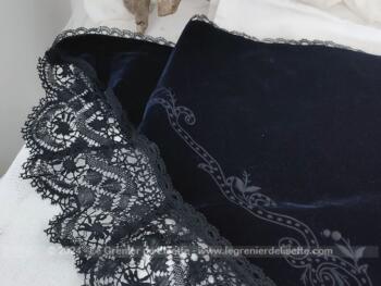 Voici un ancien châle en velours noir de costumes traditionnels bretons avec de larges fleurs brodées et bordées de dentelles d'une belle dentelle aux fuseaux noire.