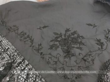 Voici un ancien châle en velours noir de costumes traditionnels bretons avec de larges fleurs brodées et bordées de dentelles d'une belle dentelle aux fuseaux noire.