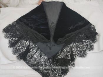 Voici un ancien châle en velours noir de costumes traditionnels bretons avec de larges fleurs brodées et bordées de dentelles d'une belle dentelle aux fuseaux noire.