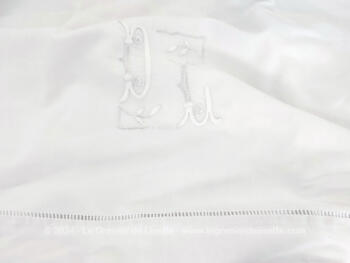Ancien grand drap de 200 x 300 cm avec son ourlet de 9 cm bordé d'un jour de Venise tout le long et brodé des  monogrammes DL  dans une belle écriture. Pièce unique.
