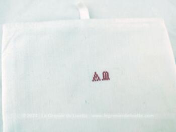 Voici deux anciens torchons en drap de lin brodé au point de croix des lettres AM  en fils rouges au point de croix et décorés de fines bandes rouges.