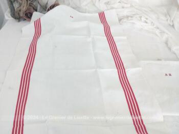 Voici deux anciens torchons en drap de lin brodé au point de croix des lettres AM  en fils rouges au point de croix et décorés de fines bandes rouges.