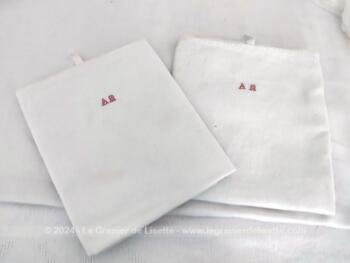 Voici deux anciens torchons en drap de lin brodé au point de croix des lettres AM  en fils rouges au point de croix et décorés de fines bandes rouges.