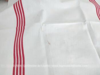 Voici deux anciens torchons en drap de lin brodé au point de croix des lettres AM  en fils rouges au point de croix et décorés de fines bandes rouges.