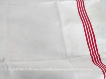 Voici deux anciens torchons en drap de lin brodé au point de croix des lettres AM  en fils rouges au point de croix et décorés de fines bandes rouges.