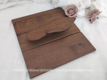 Voici la partie haute en forme de triptyque tout en bois avec une forme de pied d'un ancien nécessaire à entretien de chaussures qui attend d’être revisité pour lui donner sa nouvelle vie. A vous d'en faire une pièce unique.