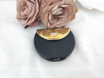 Sur 8 cm de large, 6.5 cm de haut et 1.5 cm d'épaisseur, voici un ancien miroir à main, double face, avec sa forme de poudrier et de minaudière dont les miroirs sont en demi-lunes avec une face normale et une face grossissante.