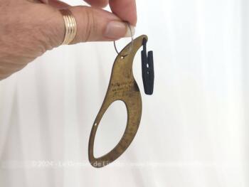 Voici un pèse lettres de voyage vintage en laiton, cadeau publicitaire des magasins 