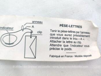 Voici un pèse lettres de voyage vintage en laiton, cadeau publicitaire des magasins 
