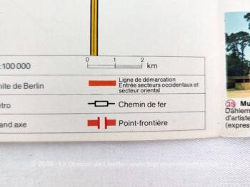 Voici un prospectus vintage de ville de Berlin de 1975 avec curiosités et plan de la ville avec le mur 