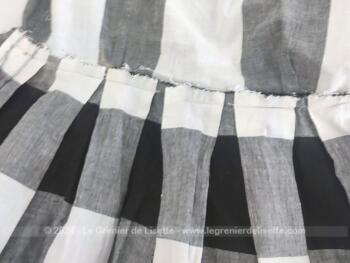 Belle robe vintage des années 60, réalisée dans deux beaux tissus, un tissus à rayures et à carreaux. Originale et unique. Taille 34.