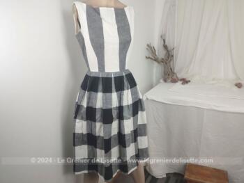 Belle robe vintage des années 60, réalisée dans deux beaux tissus, un tissus à rayures et à carreaux. Originale et unique. Taille 34.