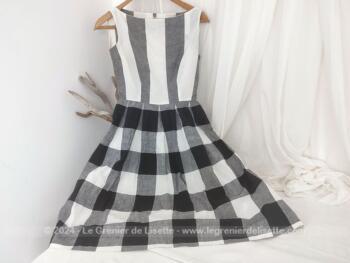 Belle robe vintage des années 60, réalisée dans deux beaux tissus, un tissus à rayures et à carreaux. Originale et unique. Taille 34.